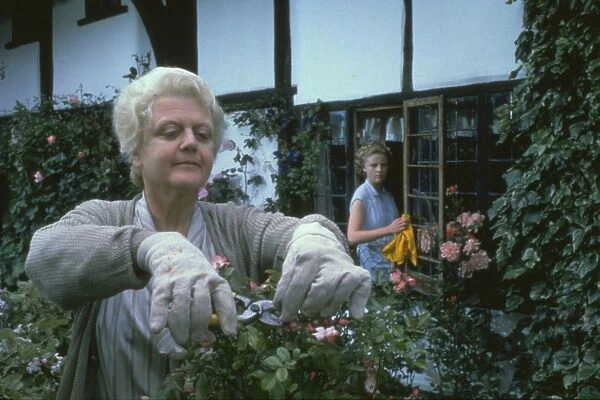 Angels Lansbury as Miss Marple in The Mirror Crack d (1980)