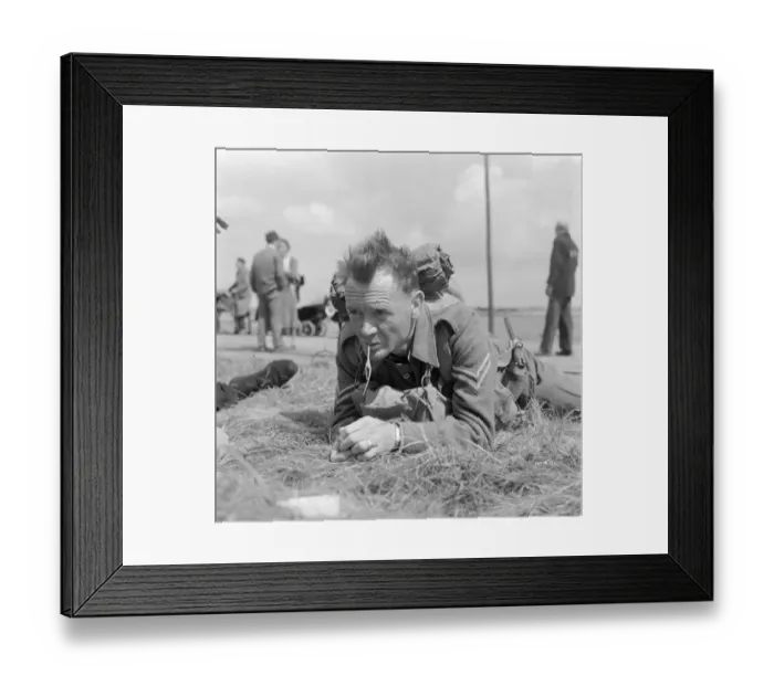 Framed Print : John Mills in Dunkirk (1958) Framed Print : John Mills in Dunkirk (1958)