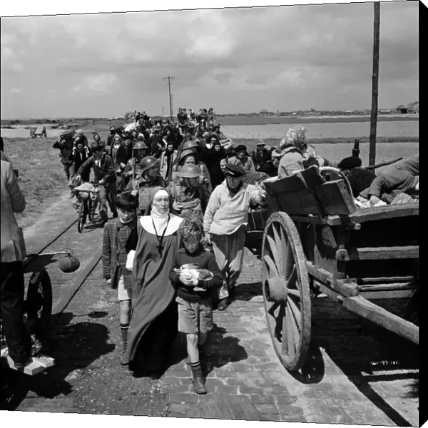 French civilians and British Soldiers on the way towards the coastline