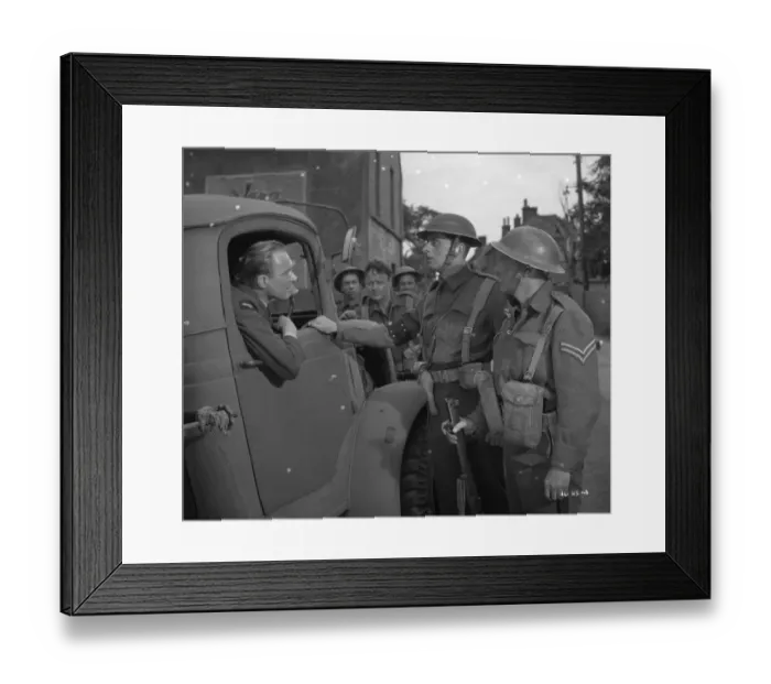 Framed Print : British soldiers exchange information on the way to Dunkirk Framed Print : British soldiers exchange information on the way to Dunkirk