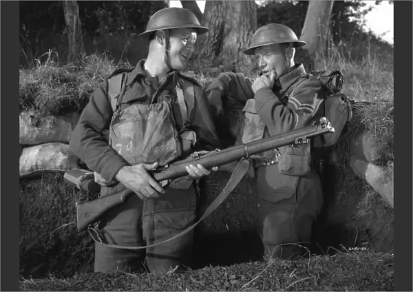 Robert Urquhart as Private Mike and John Mills as Corporal Bins