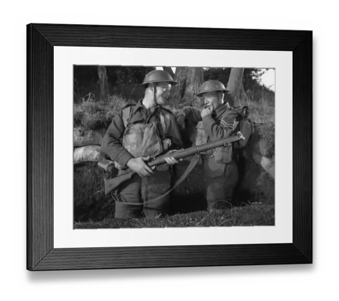 Framed Print : Robert Urquhart as Private Mike and John Mills as Corporal Bins Framed Print : Robert Urquhart as Private Mike and John Mills as Corporal Bins
