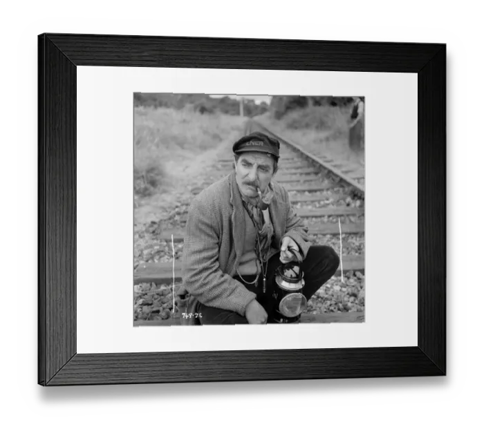 Framed Print : Hugh Griffith as Dan and Stanley Holloway as Mr Valentine Framed Print : Hugh Griffith as Dan and Stanley Holloway as Mr Valentine