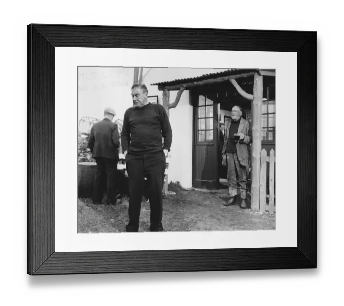 Framed Print : Paul Douglas in a scene from The Maggie (1954) Framed Print : Paul Douglas in a scene from The Maggie (1954)