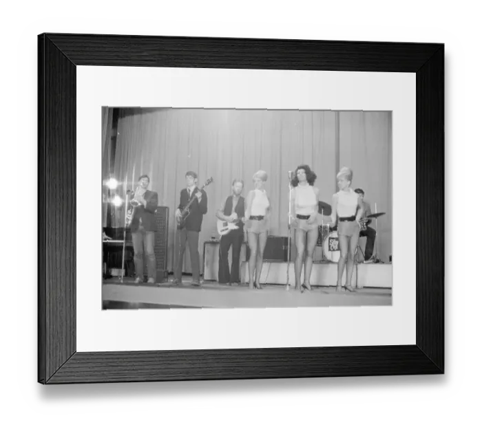 Framed Print : A scene from Stardust (1974) Framed Print : A scene from Stardust (1974)
