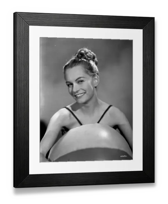Framed Print : Carol Marsh in a publicity portrait for Brighton Rock (1947) Framed Print : Carol Marsh in a publicity portrait for Brighton Rock (1947)