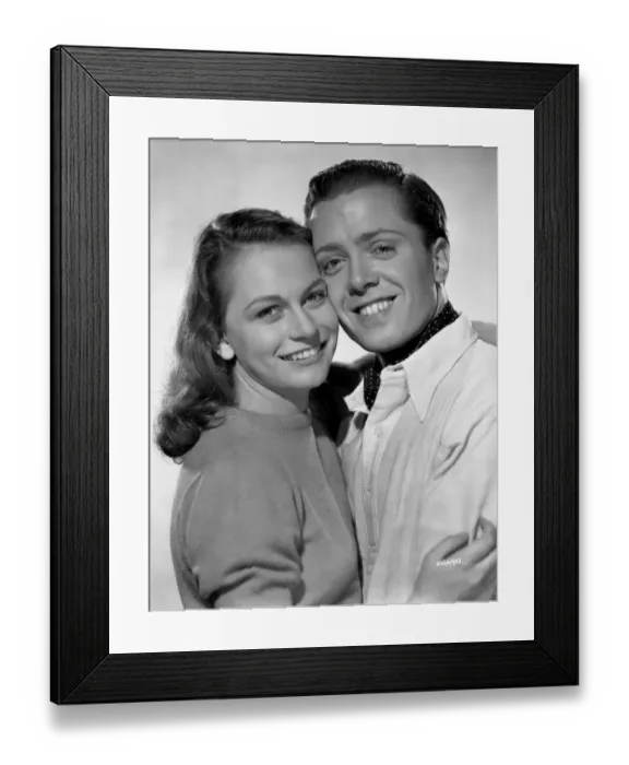 Framed Print : Richard Attenborough and Carol Marsh for Brighton Rock (1947) Framed Print : Richard Attenborough and Carol Marsh for Brighton Rock (1947)
