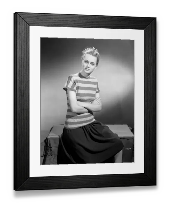 Framed Print : Carol Marsh in a publicity portrait for Brighton Rock (1947) Framed Print : Carol Marsh in a publicity portrait for Brighton Rock (1947)