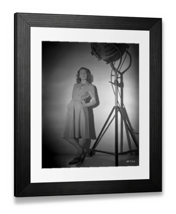 Framed Print : Carol Marsh in a publicity portrait for Brighton Rock (1947) Framed Print : Carol Marsh in a publicity portrait for Brighton Rock (1947)
