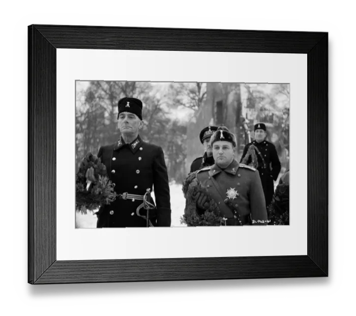 Framed Print : John Schlesinger on the set of Billy Liar (1963) Framed Print : John Schlesinger on the set of Billy Liar (1963)