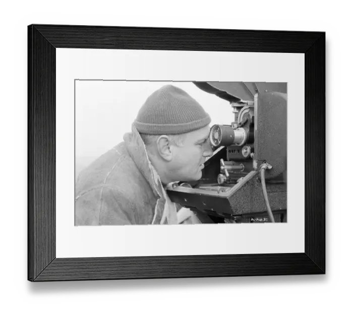 Framed Print : John Schlesinger on the set of Billy Liar (1963) Framed Print : John Schlesinger on the set of Billy Liar (1963)