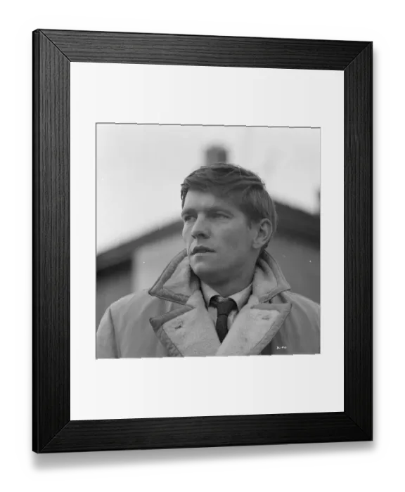 Framed Print : Tom Courtenay on the set of Billy Liar (1963) Framed Print : Tom Courtenay on the set of Billy Liar (1963)
