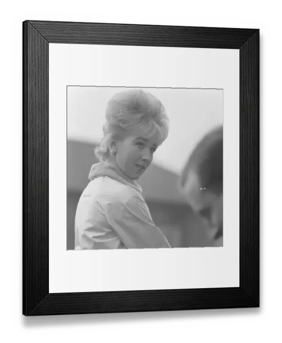Framed Print : Gwendolyn Watts on the set of Billy Liar (1963) Framed Print : Gwendolyn Watts on the set of Billy Liar (1963)