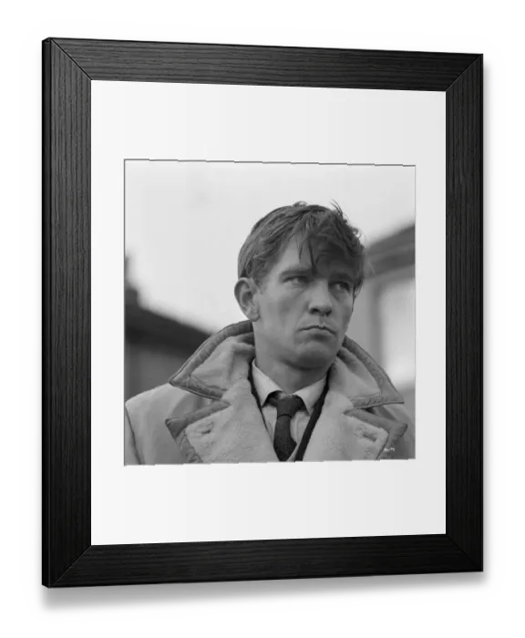 Framed Print : Tom Courtenay on the set of Billy Liar (1963) Framed Print : Tom Courtenay on the set of Billy Liar (1963)