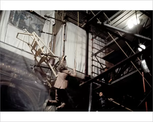 Donald Sutherland dangles from scaffolding in a scene of Don t Look Now (1973)