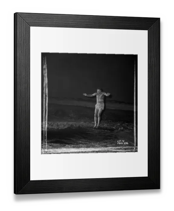 Framed Print : Anthony Quayle on the set of Ice Cold In Alex (1958) Framed Print : Anthony Quayle on the set of Ice Cold In Alex (1958)