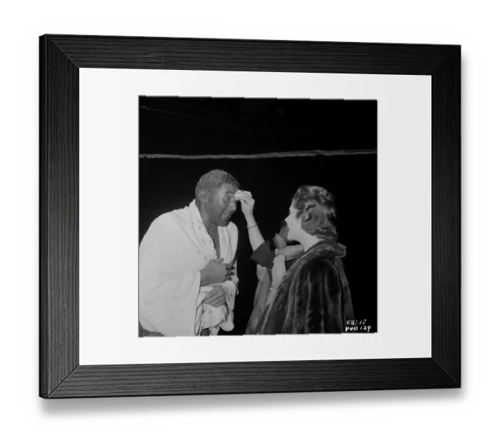 Framed Print : Anthony Quayle on the set of Ice Cold In Alex (1958) Framed Print : Anthony Quayle on the set of Ice Cold In Alex (1958)