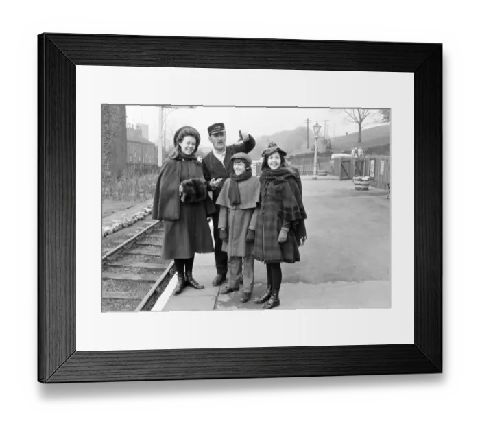 Framed Print : The Railway Children (1970) Framed Print : The Railway Children (1970)