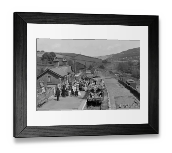 Framed Print : The Railway Children Framed Print : The Railway Children