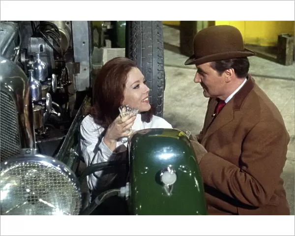 Diana Rigg and Patrick MacNee as Emma Peel and Steed