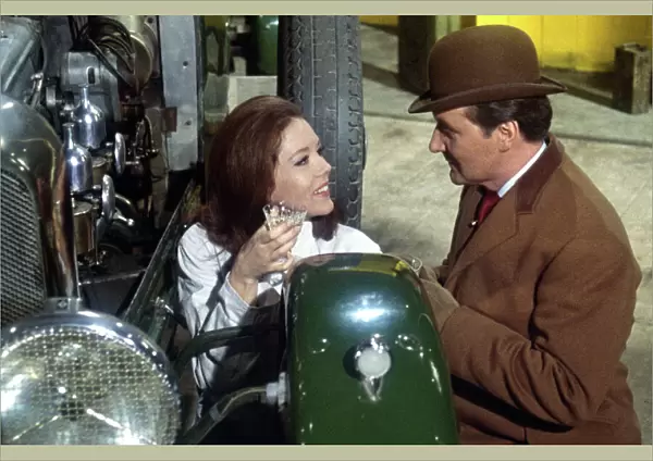Diana Rigg and Patrick MacNee as Emma Peel and Steed