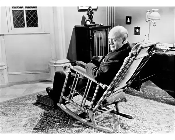 Alastair Sim as Inspector Poole in a scene from An Inspector Calls (1954)