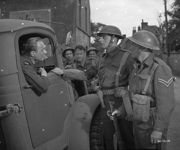 British soldiers exchange information on the way to Dunkirk