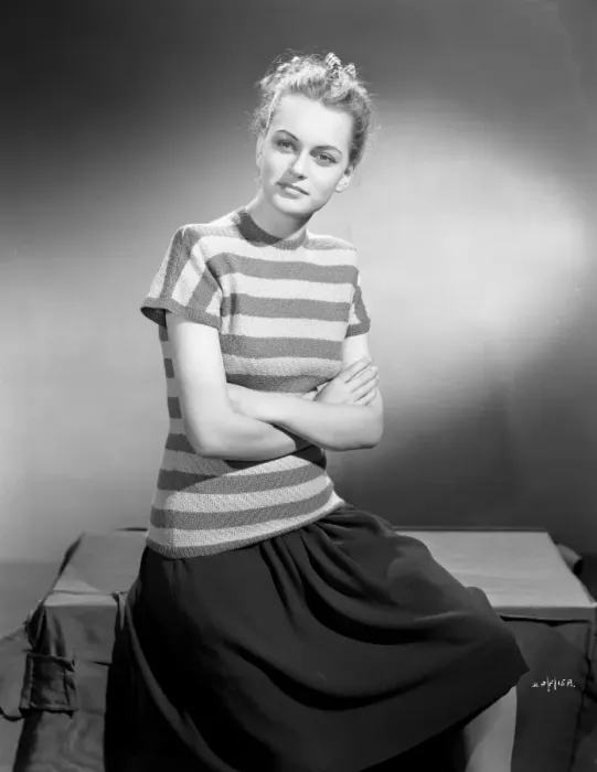 Framed Print : Carol Marsh in a publicity portrait for Brighton Rock (1947) Framed Print : Carol Marsh in a publicity portrait for Brighton Rock (1947)