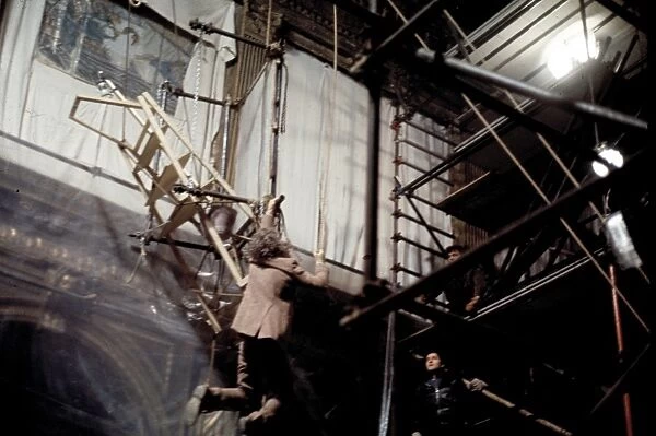 Donald Sutherland dangles from scaffolding in a scene of Don't Look Now (1973)