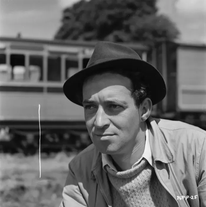 Framed Print : John Gregson as Gordon