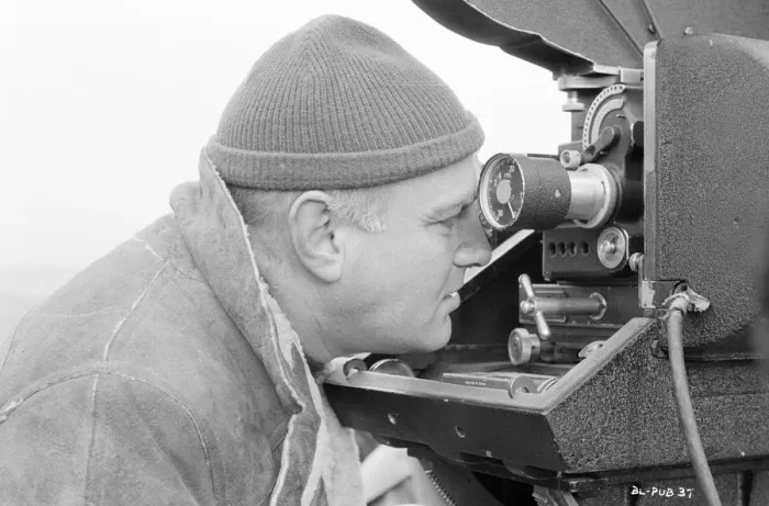 Framed Print : John Schlesinger on the set of Billy Liar (1963) Framed Print : John Schlesinger on the set of Billy Liar (1963)