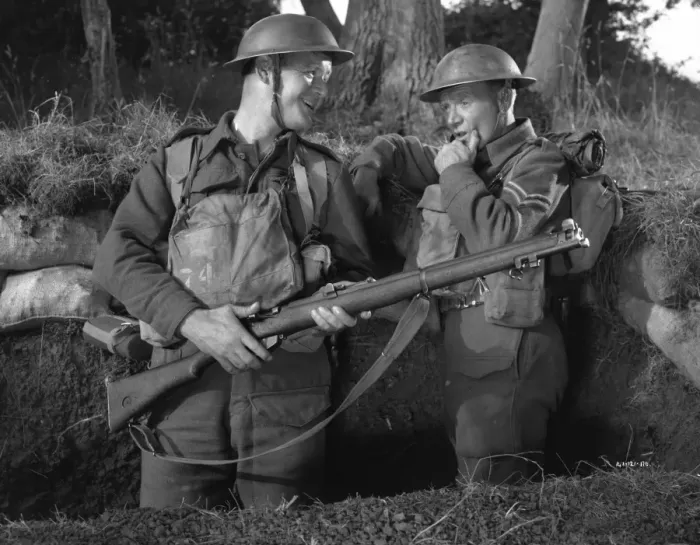 Framed Print : Robert Urquhart as Private Mike and John Mills as Corporal Bins Framed Print : Robert Urquhart as Private Mike and John Mills as Corporal Bins