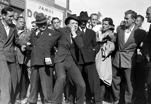 A scene set in a crowd from Brighton Rock (1947)