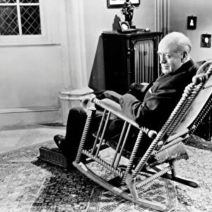 Alastair Sim as Inspector Poole in a scene from An Inspector Calls (1954)
