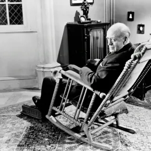 Alastair Sim as Inspector Poole in a scene from An Inspector Calls (1954)