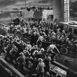 Des soldats britanniques montent à bord d'un navire la nuit. Des soldats britanniques montent à bord d'un navire la nuit.