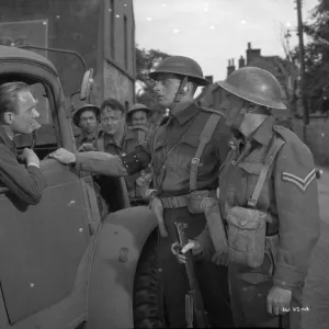 British soldiers exchange information on the way to Dunkirk