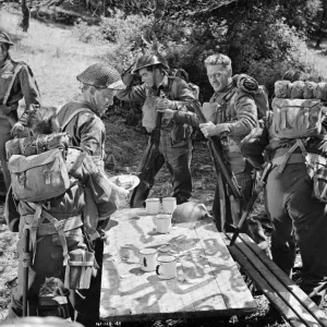 British soldiers exchange information on the way to Dunkirk