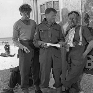 Corporal Bins (John Mills) and a wounded British soldier