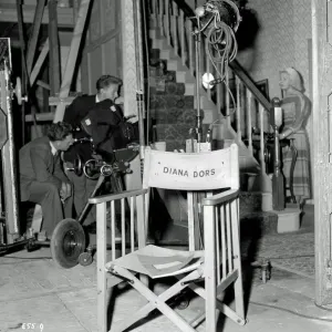 Diana Dors siège sur le plateau de Yield to the Night.