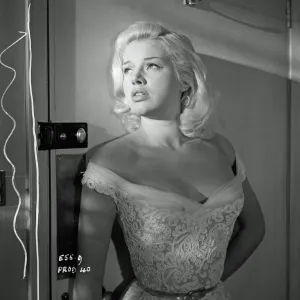 Diana Dors as Mary Hilton