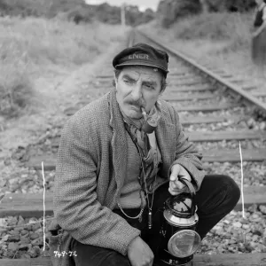 Hugh Griffith as Dan and Stanley Holloway as Mr Valentine