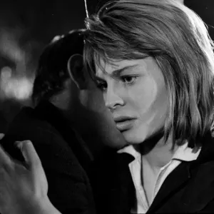 Une vue rapprochée intense de Julie Christie dans une scène du Billy Liar (1963). Une vue rapprochée intense de Julie Christie dans une scène du Billy Liar (1963).