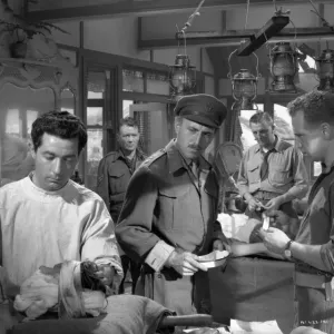 Lionel Jeffries en tant que colonel médical. Lionel Jeffries en tant que colonel médical.