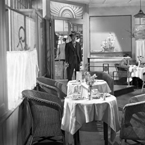 Pinkie enters the restaurant where Rose works in Brighton Rock (1947)