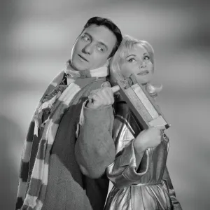 Une image publicitaire de Rattle of a Simple Man (1964) prise sur le tournage à Elstree Studios. Une image publicitaire de Rattle of a Simple Man (1964) prise sur le tournage à Elstree Studios.
