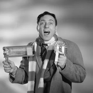 Un portrait publicitaire de Rattle of a Simple Man (1964) pris sur le tournage aux Elstree Studios. Un portrait publicitaire de Rattle of a Simple Man (1964) pris sur le tournage aux Elstree Studios.