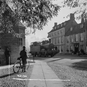 The Thunderbolt thunders through Titfield