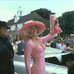 Tony Curtis and Kim Novak in The Mirror Crack d (1980)