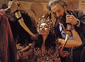 <b class=qtipBold><figcaption>Blood From The Mummy's Tomb (1971)</figcaption></b><br>Andrew Keir and Valerie Leon as Professor Julian Fuchs and Queen Tera in a dramatic production still image from the Hammer Horror directed by Seth Holt and completed by Michael Carreras.<br><em>© Copyright Studiocanal Films Ltd</em> Blood From The Mummy's Tomb (1971)